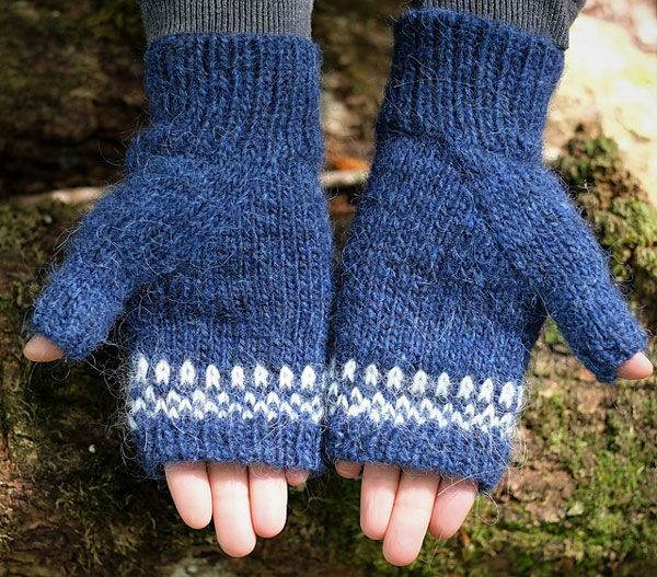 Simple fingerless mitts with arch gusset